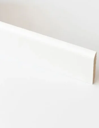 Battiscopa bianco per casa abbinato a pavimento